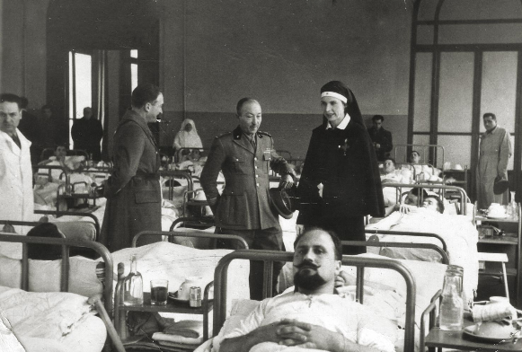 Imola, 8 marzo 1941, il primario Francesco D’Agostino a colloquio con la principessa Maria Josè del Belgio nell’ospedale militare allestito alle scuole Carducci (Archivio Cidra )www.cidra.it
