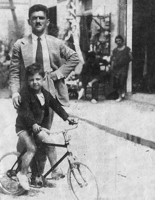 Nissim ed il figlio Roberto. Foto Cdec, rielaborata da noi.