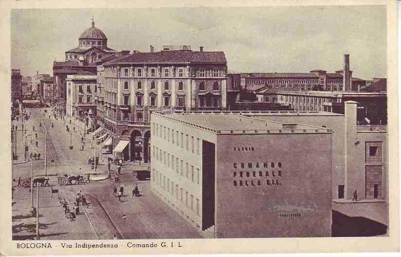 Via Indipendenza come appariva durante l'epoca fascista, prima che l'edificio della GIL fosse abbattuto per far spazio alla stazione della Autocorriere.