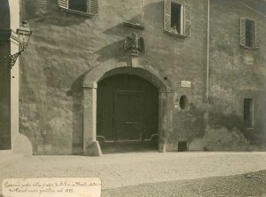 Il portone della caserma dei carabinieri pontifici, poi trasformata nel carcere di San Giovanni in monte, chiusa nel 1987. Storia e memoria di Bologna.