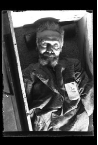 Il cadavere di Bussolari, fotografato da Filippo d'Ajutolo, all'interno del fondo fotografico amonimo, depositato presso l'Istituto Parri, oggi non più online (perchè ?)