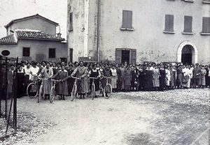 http://badigit.comune.bologna.it/ Villa Contri. Uscita della maestranza femminile.